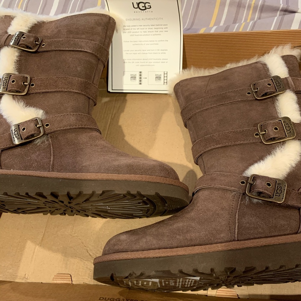 Authentic UGG with authenticity card and emblem